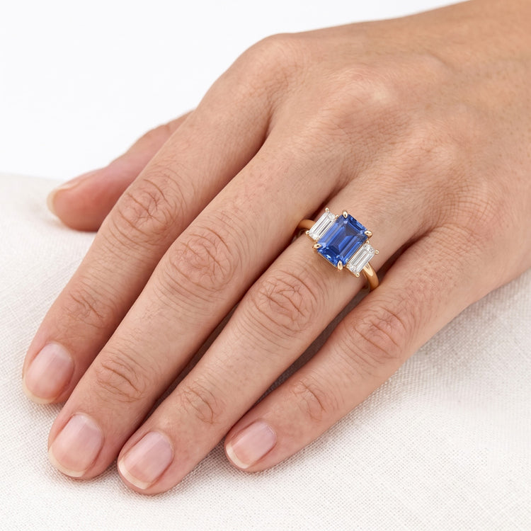 Bague de fiançailles 3 pierres saphir bleu émeraude et taille baguette 3 carats