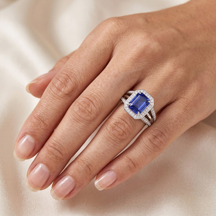 Bague de fiançailles diamant halo émeraude saphir tige fendue 4.50 carats