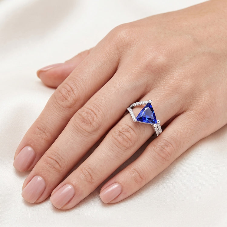 Bague de fiançailles diamant trillion saphir tige fendue 3 carats