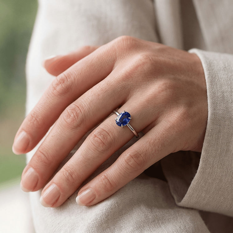 Bague de fiançailles en saphir de Ceylan avec pierres précieuses. taille ovale. ensemble de griffes de 2 carats