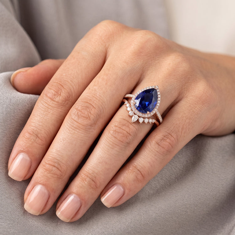 Bague de mariage Halo poire sertie saphir bleu profond et diamants 4.50 carats