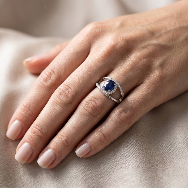Bague en or blanc 14K avec saphir bleu de Ceylan ovale de 2.75 ct et diamants