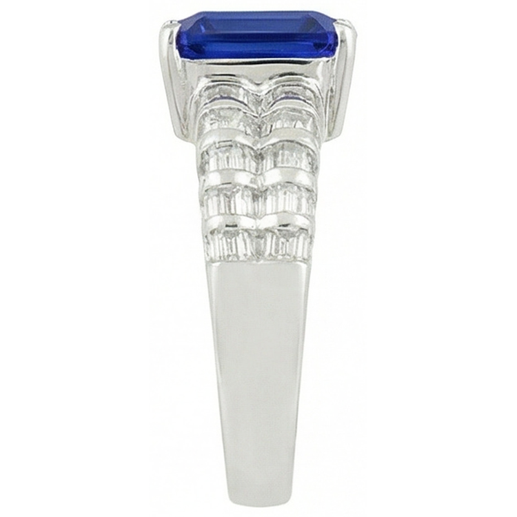 Bague en or blanc avec saphir de Ceylan de 7.51 ct et émeraude et diamants baguette