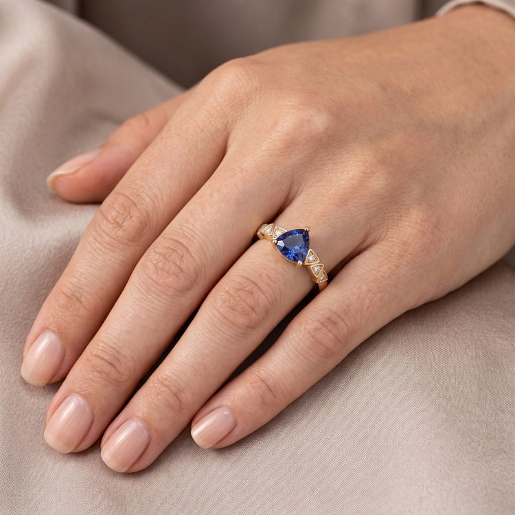 Bague en saphir bleu et diamant rond en forme de billion de 0.75 carats