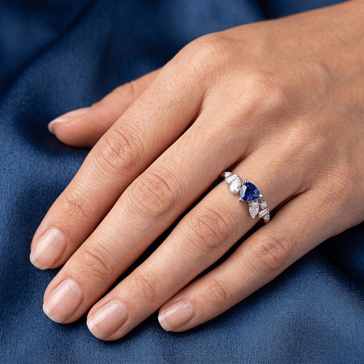 Bague en saphir bleu et diamants avec trillion en V de pierres précieuses 1 carat