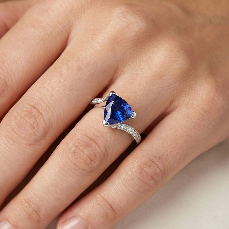 Bague femme diamant trillion saphir bleu profond 2.50 carats tige fendue