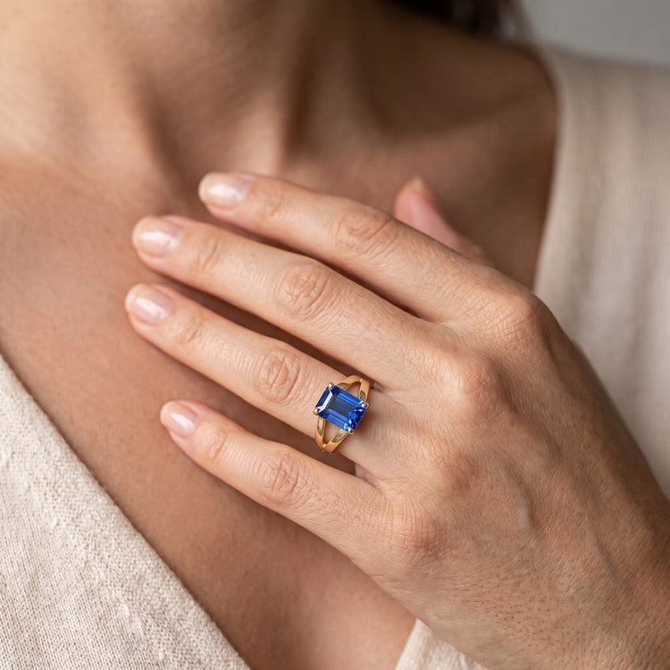 Bague saphir bleu émeraude solitaire à deux tons. tige fendue de 2.50 carats