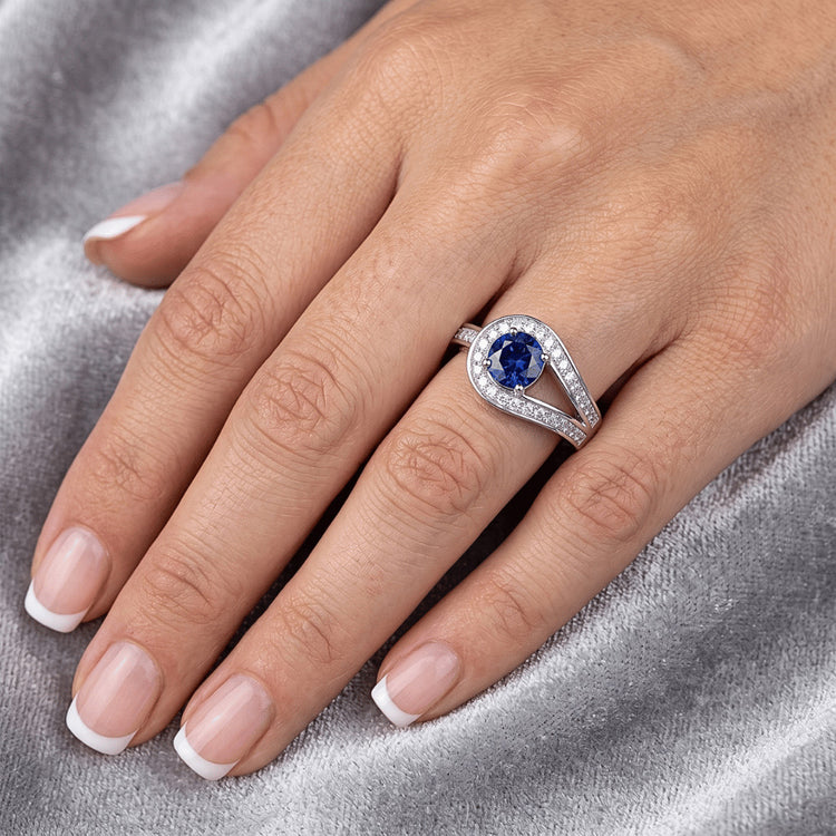 Bague saphir bleu rond avec accents style tige fendue 1.50 carats