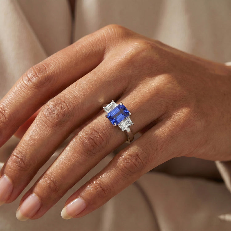 Bague trois pierres diamant émeraude et saphir de Ceylan sertie de griffes 3 carats