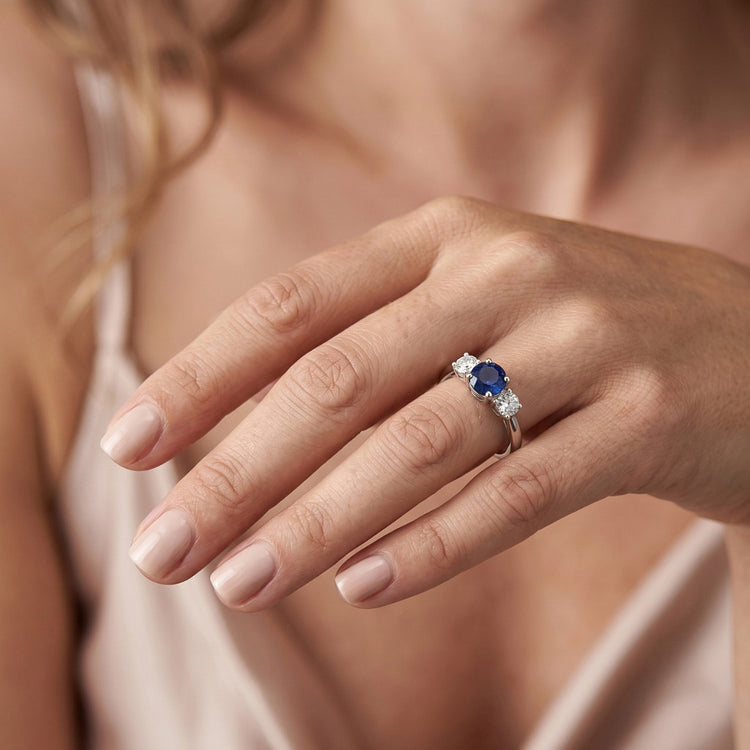 Bague trois pierres rondes en saphir bleu et diamant 1,50 carats