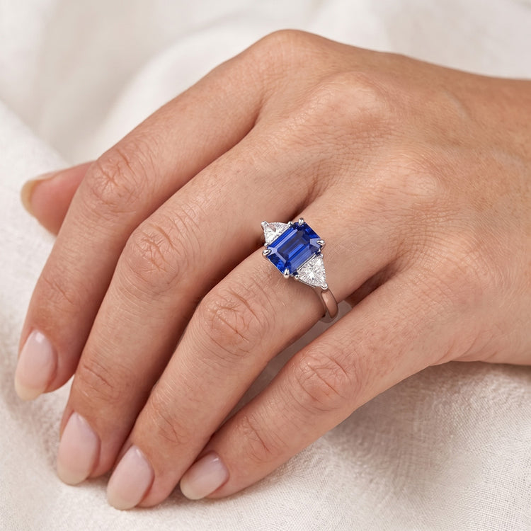 Bague trois pierres saphir bleu. émeraude et trillion de diamants 2.50 carats