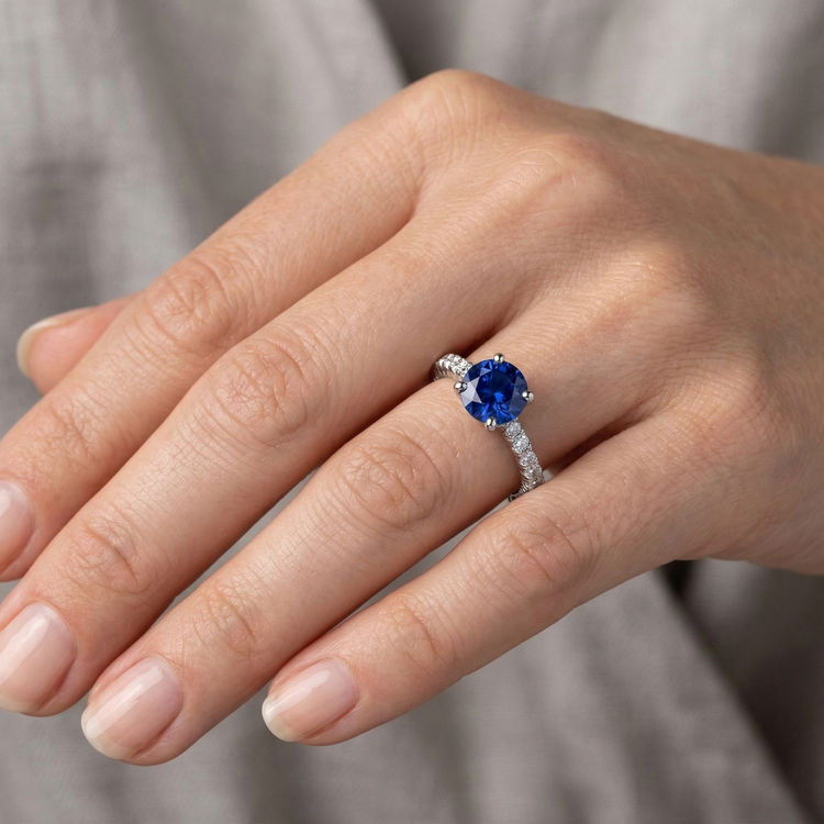 Bague Saphir Avec Accents De Diamants Naturels Extraits des Mines ( et non cultivés en laboratoire )