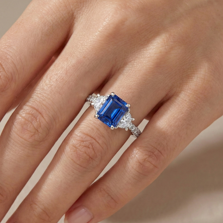 Bague Saphir Bleu Diamant Demi Lune 3 Pierres Avec Accents 3 Carats