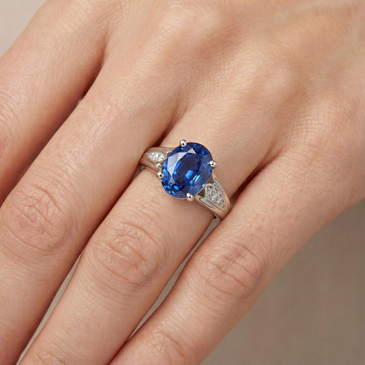 Bague Saphir Bleu Ovale 1.50 Carats Et Diamant Naturels Extraits des Mines ( et non cultivés en laboratoire ) Rond Or 14K