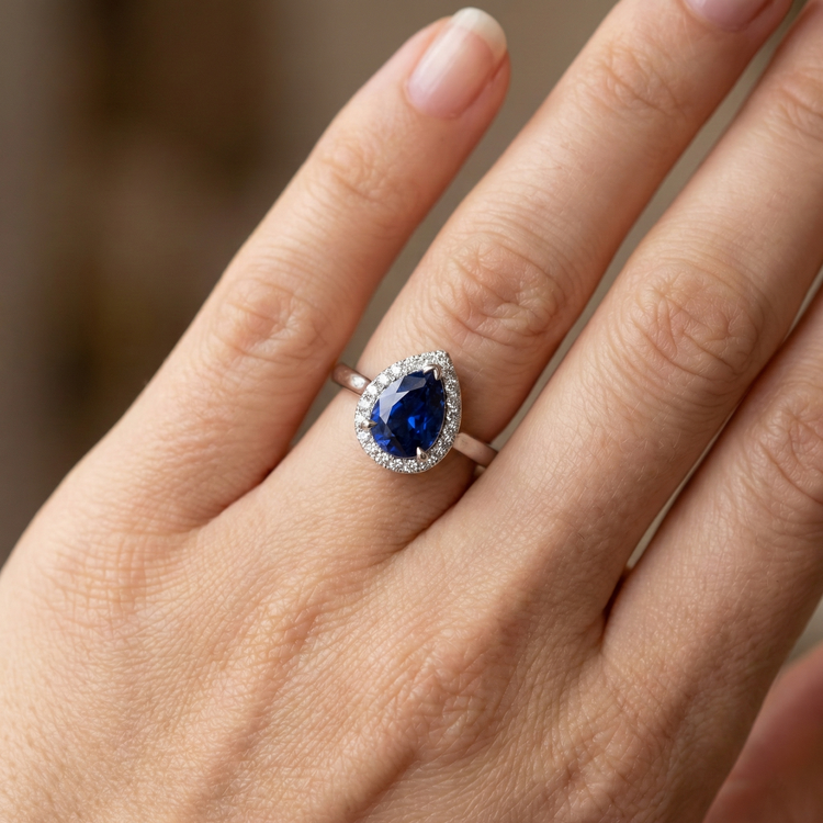 Bague Simple Saphir Et Diamant Naturels Extraits des Mines ( et non cultivés en laboratoire ) Halo