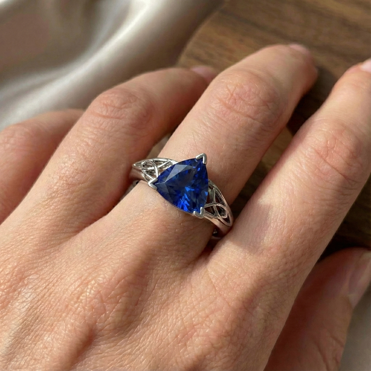 Bague Solitaire Trillion V Prong Bleu Saphir Style Antique 2 Carats