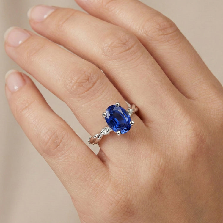 Bague Saphir Bleu Solitaire Ovale Avec Accents Style Twist 3.50 Carats