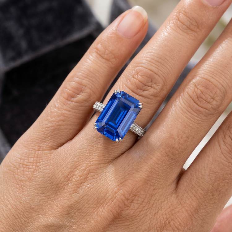 Bague en Diamant de Style Ancien Avec Saphir Bleu émeraude 8 Carats et Accents pavés