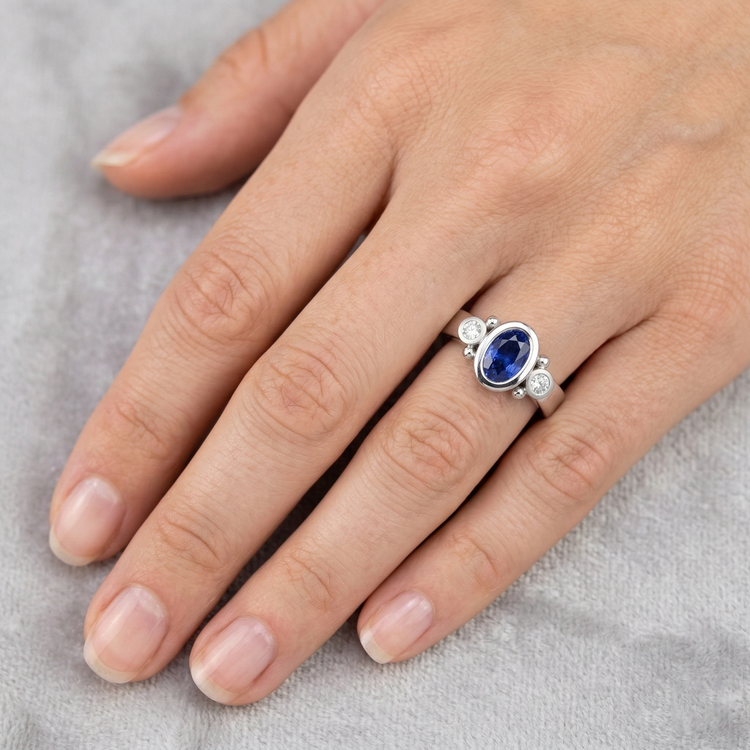 Bague en diamant avec saphir bleu de Ceylan sertie de lunette en or blanc de 1.70 carat 14k