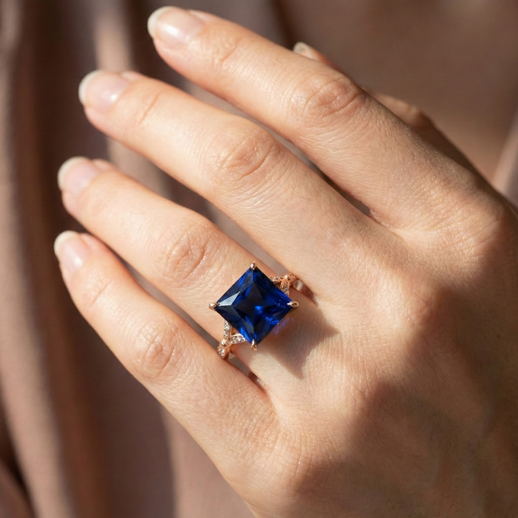 Bague en or rose avec accents taille princesse saphir bleu 5.50 carats