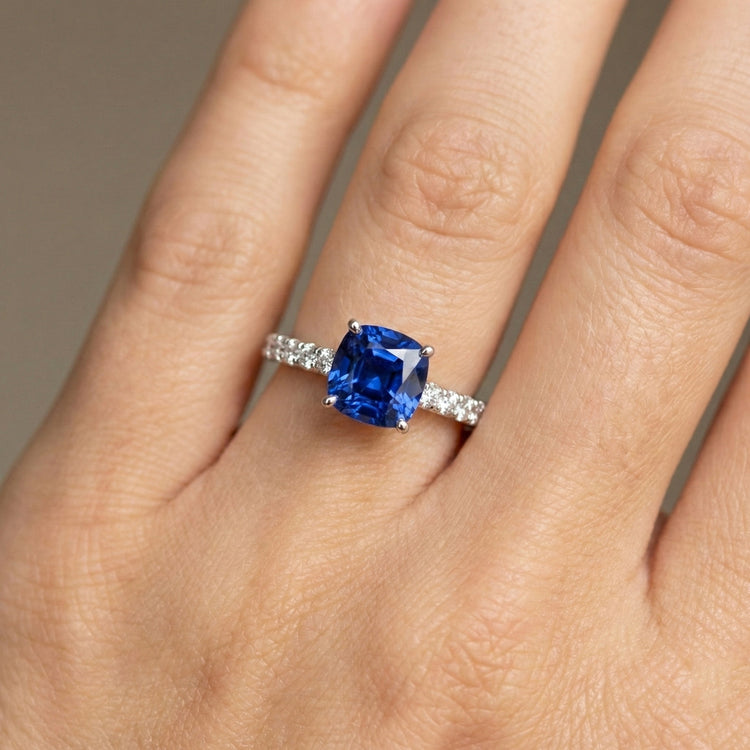 Bague en saphir taille coussin avec pierres précieuses 2.50 carats sertie de diamants