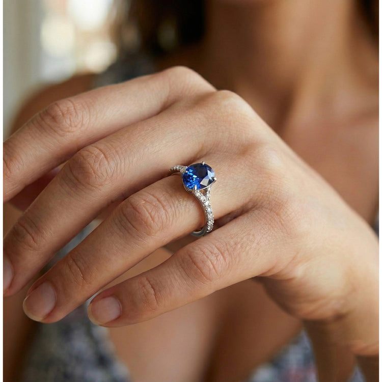 Bague ovale en pierre précieuse saphir bleu profond avec des bijoux d'accents 3.75 carats