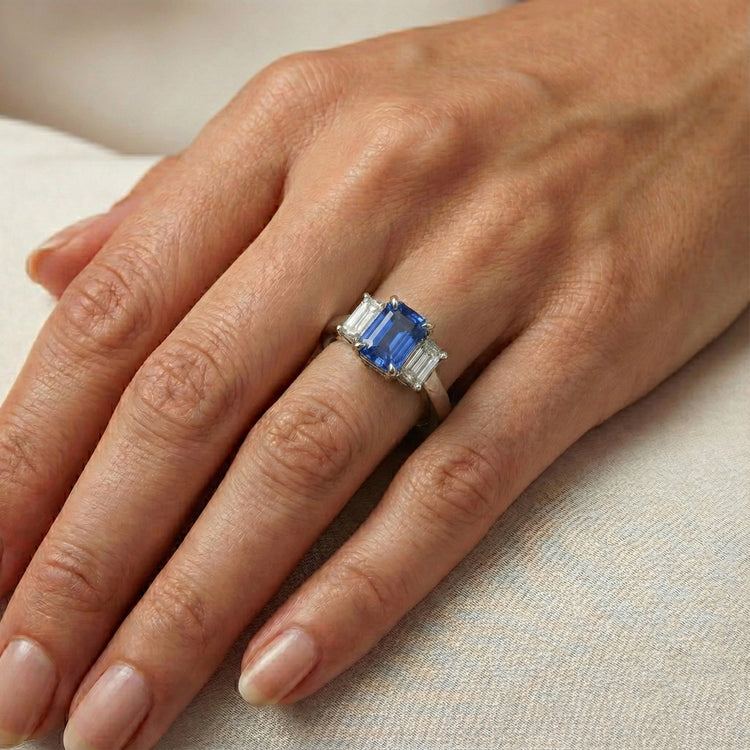 Bague saphir bleu émeraude trois pierres bijoux en or 3 carats