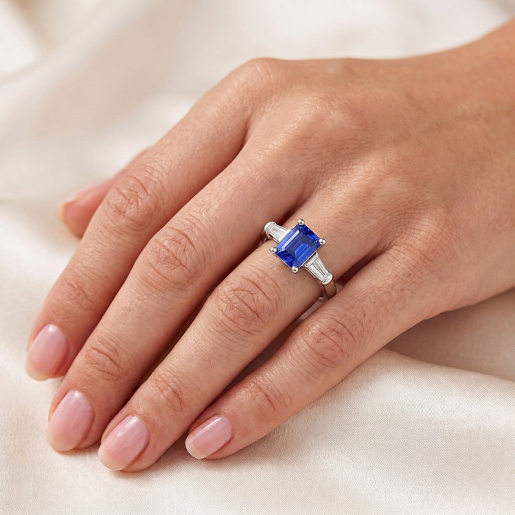 Baguette diamant trois pierres en forme d'émeraude 1.25 carats