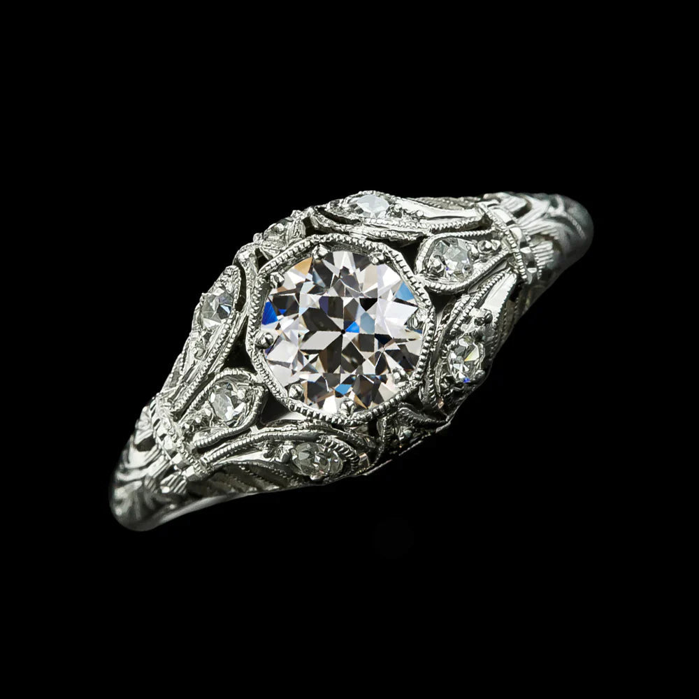 Comme Une Bague En Réel Diamant Antique