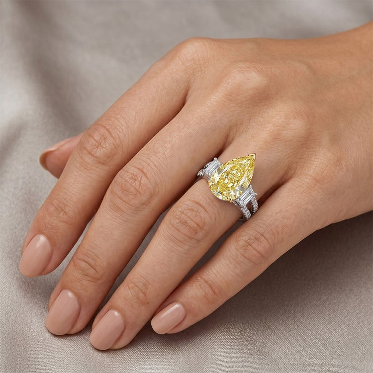 Diamant Canari Pureté VVS Bague Trilogie 4 carats en Or Deux