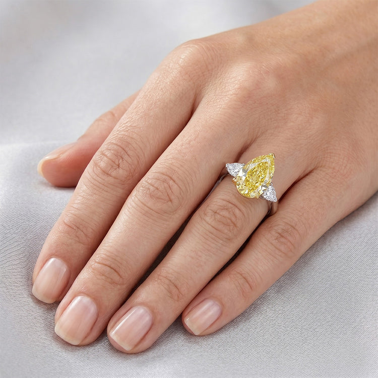 Diamant Canari VVS Bague Trois Pierres – 3,25 carats en Or Deux