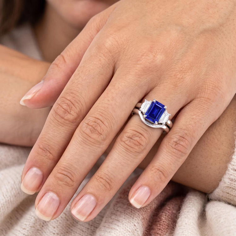 Ensemble de 3 bagues en saphir bleu éclatant et diamants baguette. 1.75 carats