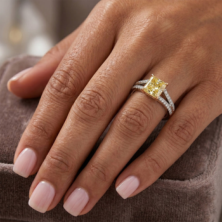 Étincelant Bague Solitaire avec Accents – Diamant Jaune Fancy