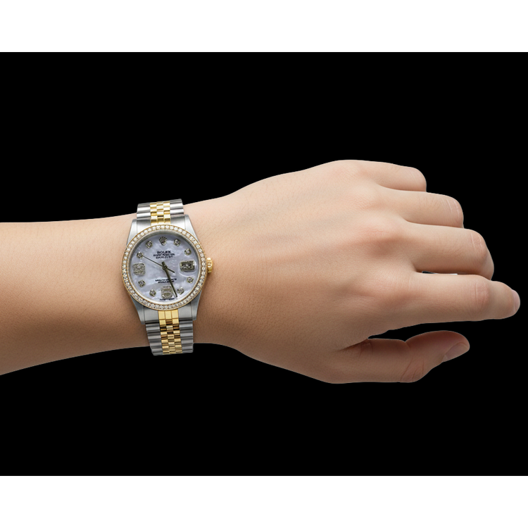 Montre Rolex Date 34 mm à lunette sertie de diamants (2 carats) et monture bicolore personnalisée.