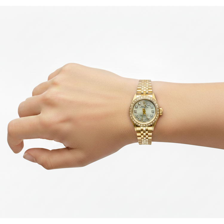 Montre Rolex Oyster avec cadran en nacre et diamants et bracelet Jubilee en or jaune