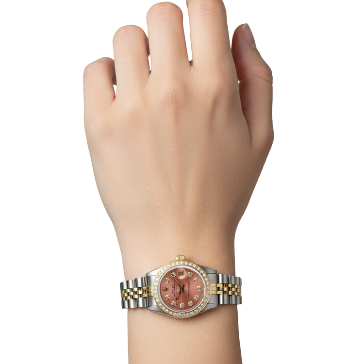 Montre Rolex Date-Just pour femme avec cadran saumon et lunette diamantée P2