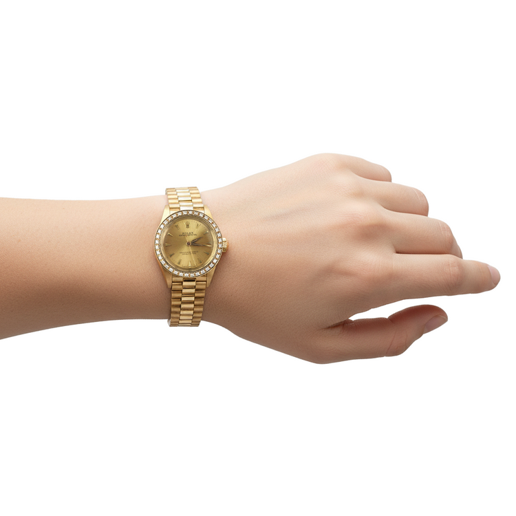 Montre Rolex Oyster Perpetual pour femme avec lunette en diamant et or jaune P1