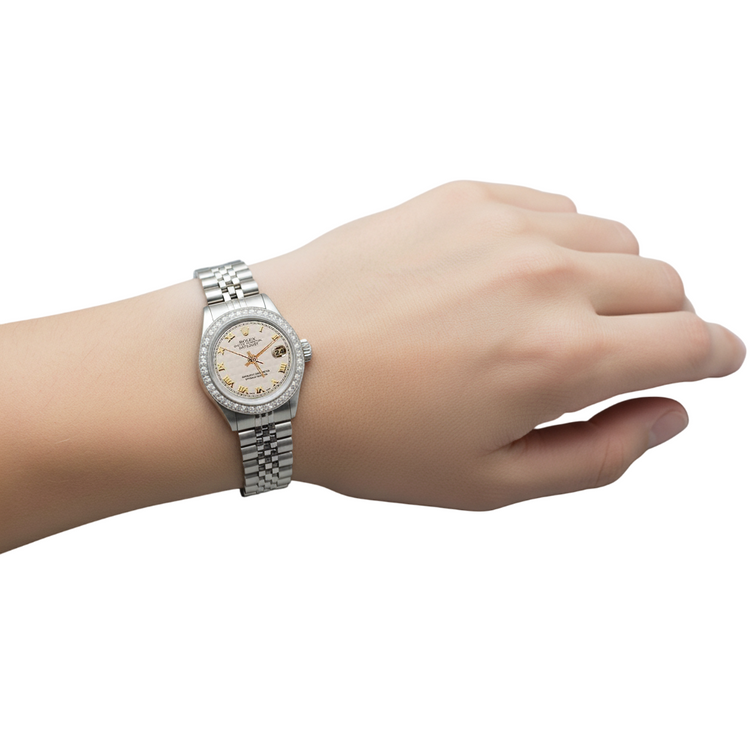 Montre Rolex pour femme avec cadran romain blanc et bracelet en diamants P1
