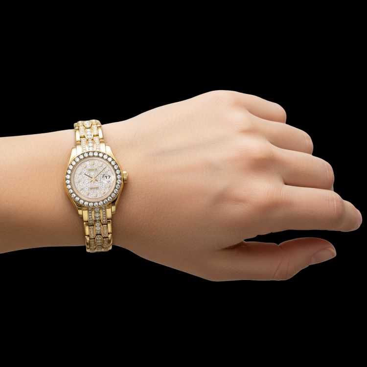 Montre pour femme Rolex Pearlmaster 80298 pavé de diamants 26 mm en or jaune 18 carats