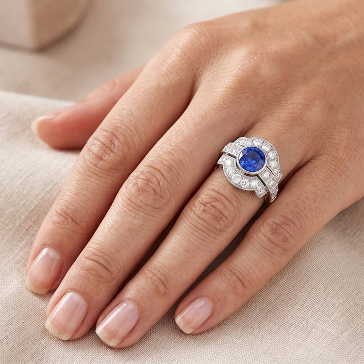 Naturel Halo Diamond Ring Bezel Set Ceylan Sapphire 2.50 Carats Milgrain Shank