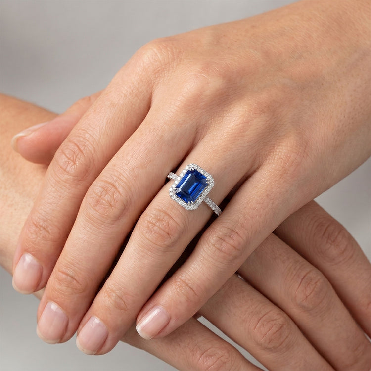 Saphir bleu taille émeraude de 2.70 carats avec bague en diamant en or blanc 14k