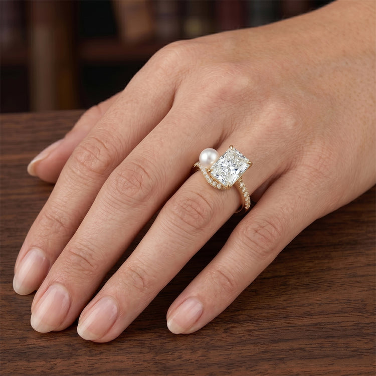 Taille Radiant Solitaire avec Pierres Latérales – Perle 4 carats