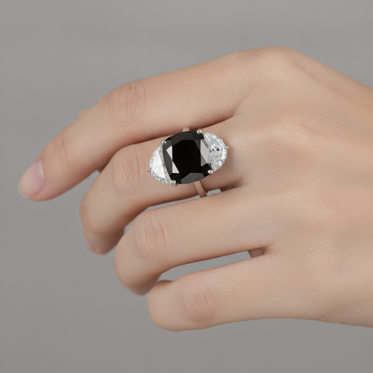 Bague de fiançailles trois pierres diamant noir naturel 4,6 carats taille coussin et demi-lunes en Or Blanc 14 carats