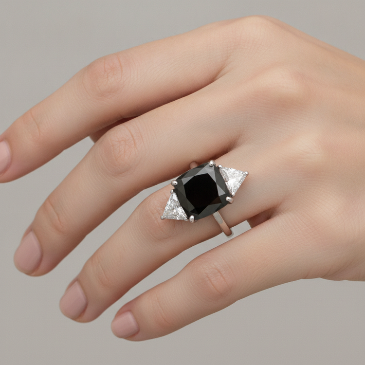 Bague de Fiançailles pour Femme Diamant Noir Véritable Coussin 3,6 Carats Trois Pierres Trilliant Or Blanc 14 Carats