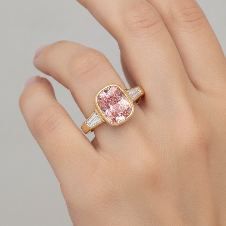 Bague trois pierres en Or Jaune 14 carats avec saphir pêche Padparadscha naturel taille coussin de 3,9 carats et lunette baguette blanche
