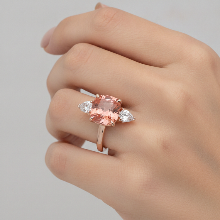 Bague de Fiançailles Saphir Padparadscha Naturel Coussin 2,9 Carats Trois Pierres Simple en Or Rose 14K