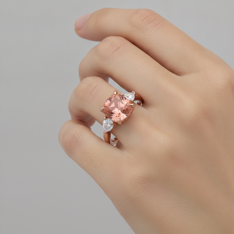 Bague trois pierres effilée en Or Rose 14 carats avec saphir Padparadscha pêche naturel taille coussin de 2,9 carats