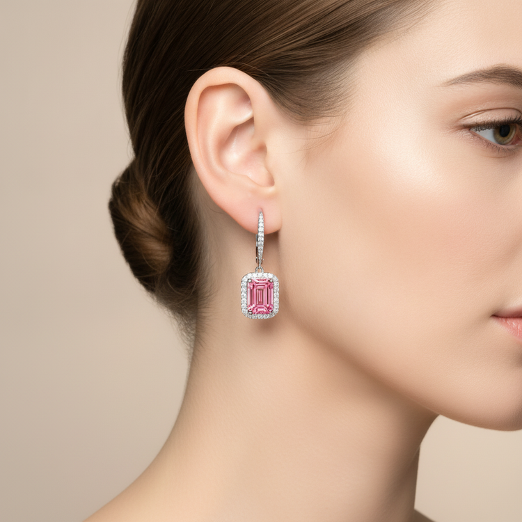 Boucles d'oreilles dormeuses en Or Blanc 14 carats avec diamant rose de laboratoire 2,4 carats taille émeraude et halo
