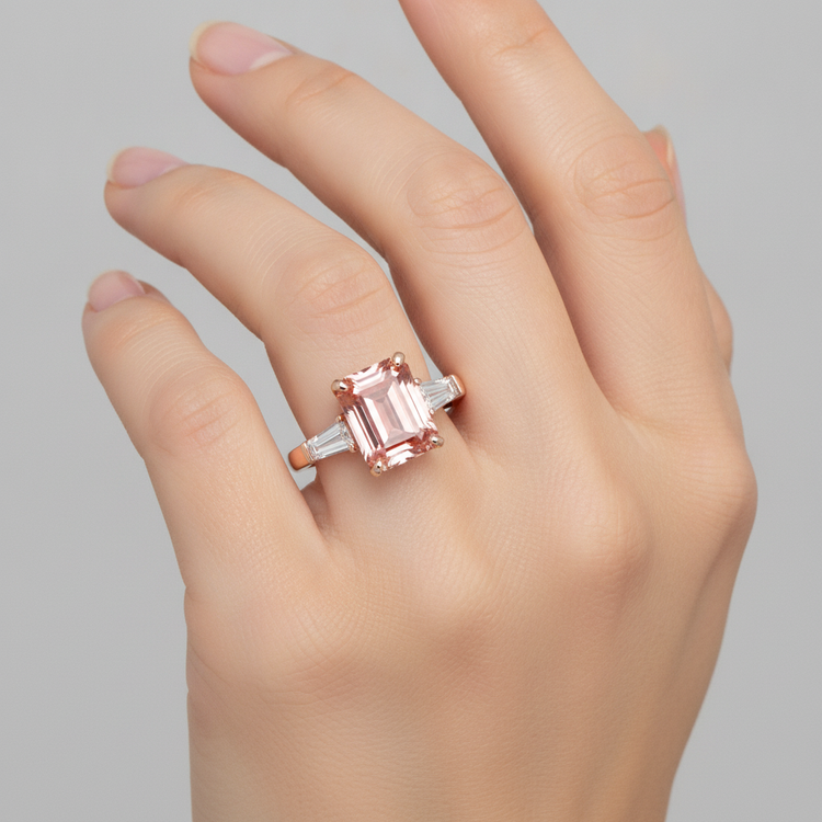 Bague Saphir Pêche Padparadscha de laboratoire 4,6 Carats taille Émeraude et Baguettes Blanches Trois Pierres en Or Rose 14K