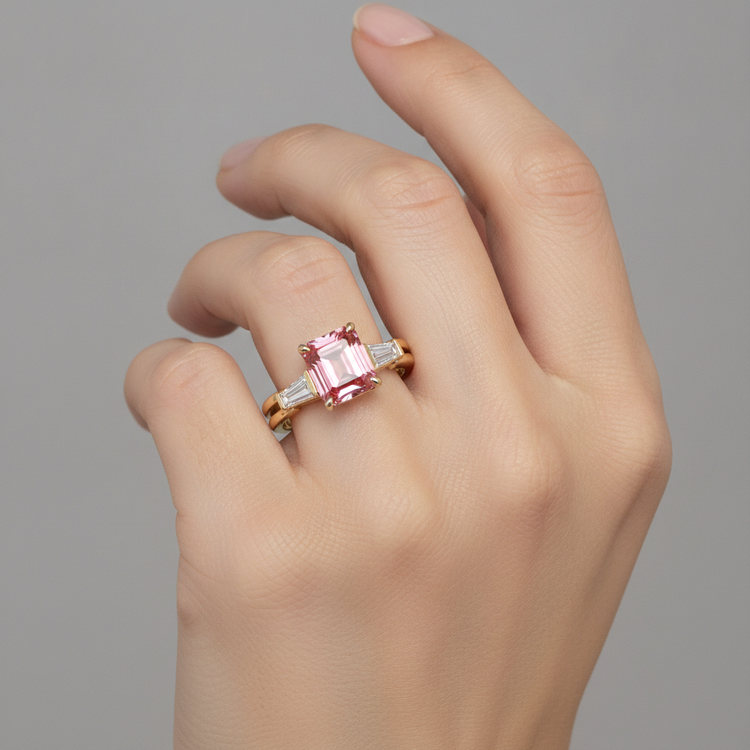 Bague trois pierres en Or Jaune 14 carats, saphir pêche véritable Padparadscha taille émeraude 2,9 carats et baguettes blanches